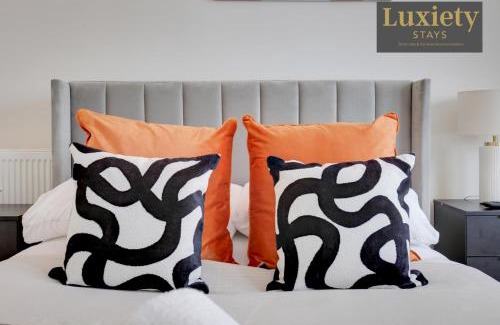 Southend-on-Sea Apartment | Chic & Stylish Studio City Centre Nr High St by Luxiety Stays