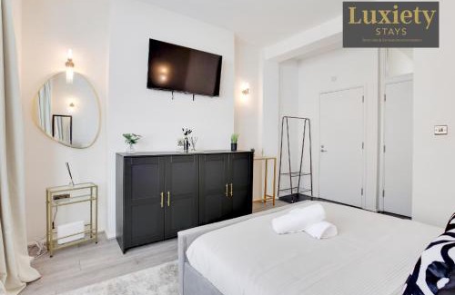 Southend-on-Sea Apartment | Chic & Stylish Studio City Centre Nr High St by Luxiety Stays