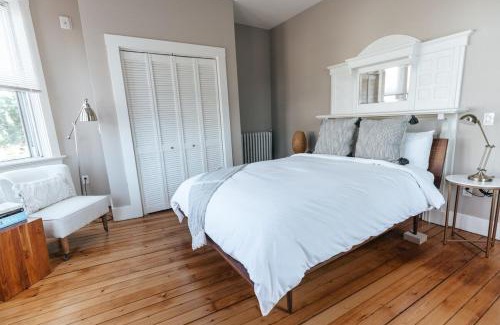 Yachting Village Apartment | CHIC Thames Harbor free parking
