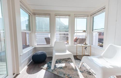 Yachting Village Apartment | CHIC Thames Harbor free parking