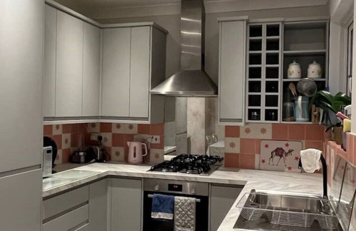 Wandsworth Apartment | Chic top floor flat with secure off st parking