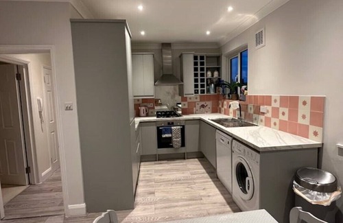 Wandsworth Apartment | Chic top floor flat with secure off st parking