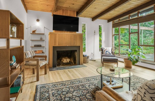 Keizer House | Chic Urban Cabin with Cozy Fireplace, Full Kitchen & WiFi - Just Off I-5