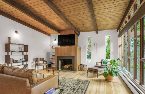 Keizer House | Chic Urban Cabin with Cozy Fireplace, Full Kitchen & WiFi - Just Off I-5