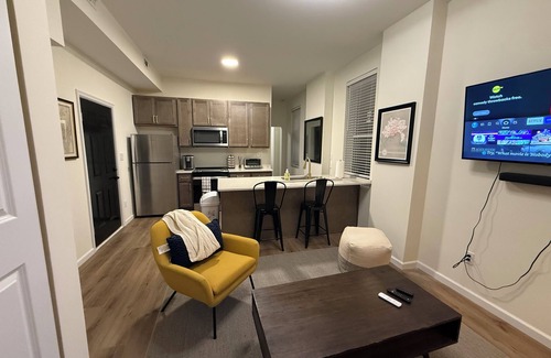 Cincinnati Apartment | Chic Urban Retreat - Modern Design, Smart Fans, Stainless Kitchen