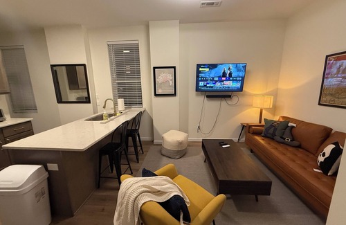 Cincinnati Apartment | Chic Urban Retreat - Modern Design, Smart Fans, Stainless Kitchen