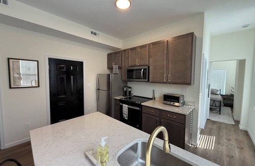 Cincinnati Apartment | Chic Urban Retreat - Modern Design, Smart Fans, Stainless Kitchen