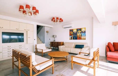 Gundogan Villa | Chic Villa w Patio Pool 3 min to Beach in Bodrum
