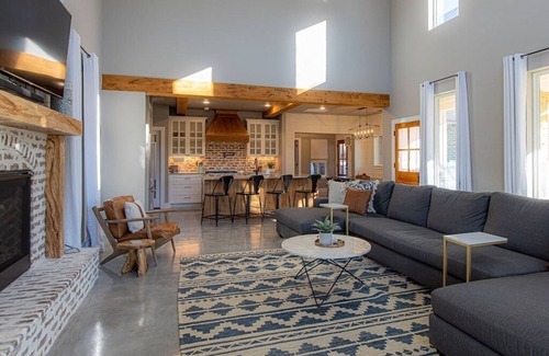 Kingsland House | Chic Waterfront Farmhouse + Pool + Game Room - Fun!