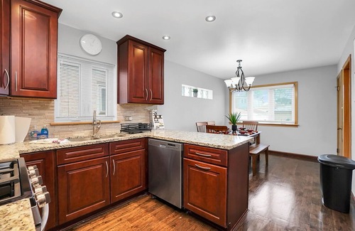 Forestview House | Chicago FHS Rental - W 64th St