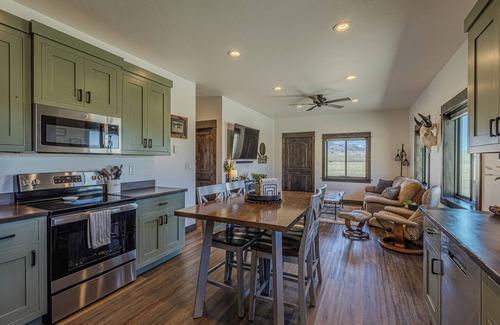 Livingston Cabin | Chicory Guest Cabin - Paradise Valley, MT