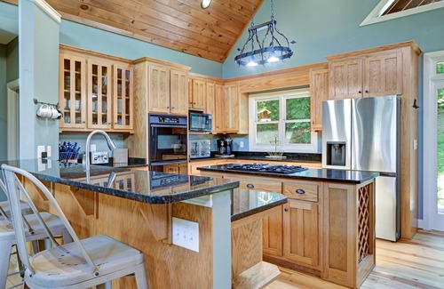 Hiawassee Cabin | Chiefs Cove-Lakefront- 2 Master suites