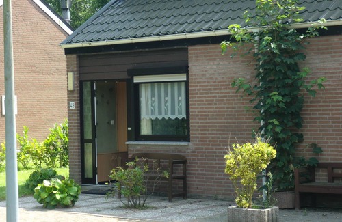 Bruinisse House | Child-friendly comfort house, corner plot, by the sea, available from 17.8.-26.8.2025
