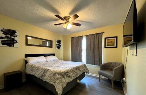 Warner Robins Condo | Chill 2-BR Condo/3mi. from Aviation Museum