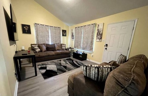 Warner Robins Condo | Chill 2-BR Condo/3mi. from Aviation Museum