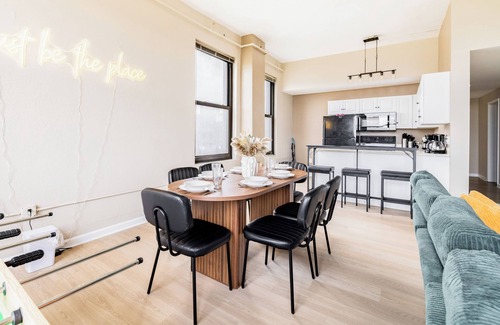 Downtown Cleveland Apartment | CHILL Loft/Progressive/Playhouse/Wolstein/1 CAR FREE Parking.
