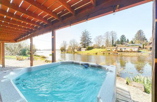 Otis House | Chill Side Lake House