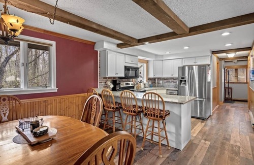 Wilmington House | Chimney Hill Retreat w/Amenity Center & Fireplace