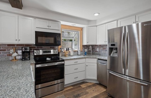 Wilmington House | Chimney Hill Retreat w/Amenity Center & Fireplace