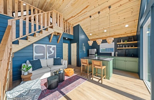Fredericksburg Cabin | Chin Treehouse* Lux* Hot tub* Fredericksburg*Tesla EV