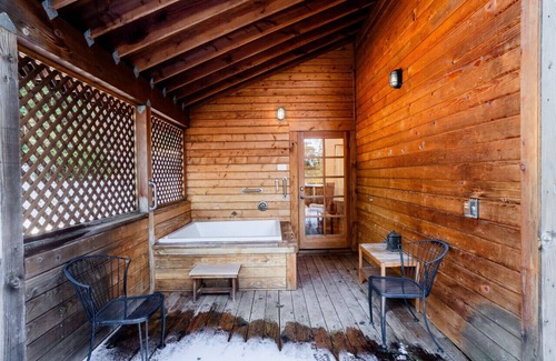 Ashland Cabin | Chinquapin Mountain Cabin w/Jacuzzi and Wood Stove at Green Springs Inn