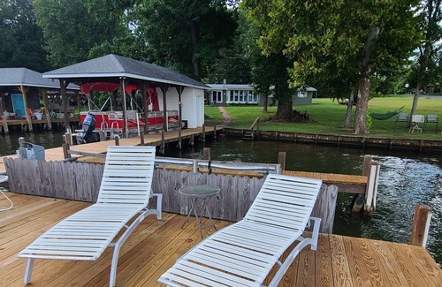 Norwood House | Chirpy lake bungalo