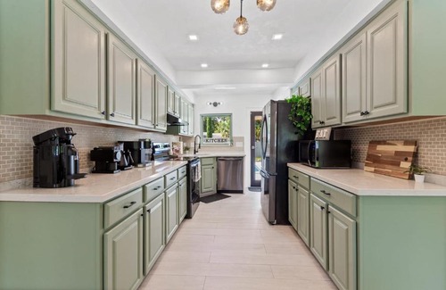Gainesville House | Chomp House - 0 8m to Stadium Pool Sleeps 16