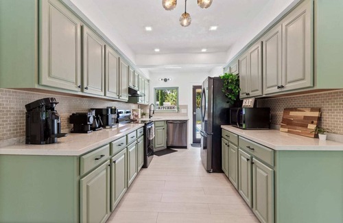 Gainesville House | CHOMP HOUSE - 0.8m to Stadium, Pool, Sleeps 16, Mini Golf, Huge TV
