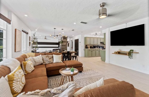 Gainesville House | CHOMP HOUSE - 0.8m to Stadium, Pool, Sleeps 16, Mini Golf, Huge TV