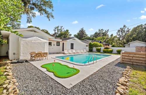 Gainesville House | CHOMP HOUSE - 0.8m to Stadium, Pool, Sleeps 16, Mini Golf, Huge TV