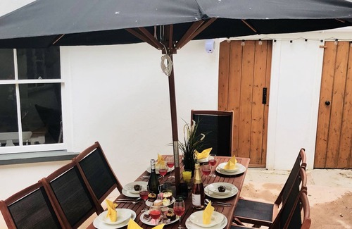 Dawlish House | Choo Choo, close to the beach, Grade II listed, Kids welcome!
