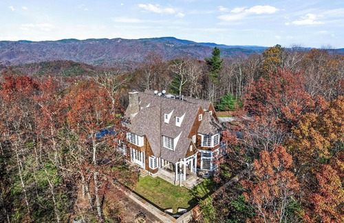 Boone House | Christmas 2025 still available! Make long time family memories !