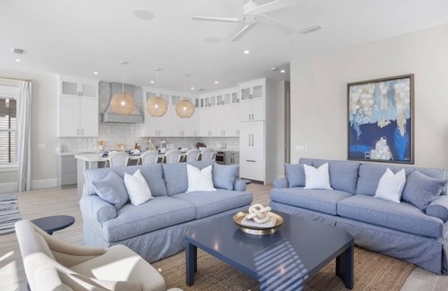 Bradenton Beach House | CHRISTMAS availability!NEW 7 bedroom Beach House, 1 minute to Beach!