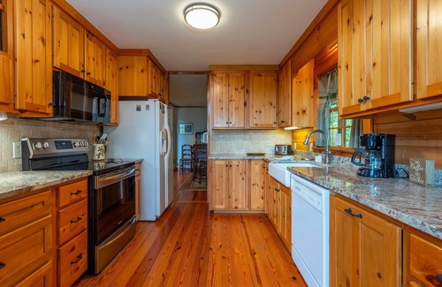 Old Fort Cabin | Christmas Tree Cabin | Secluded Asheville Area Log Cabin with a View!