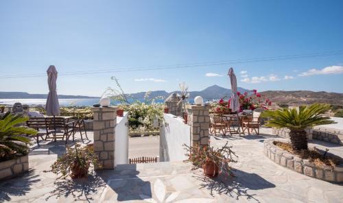 Adamas Bed & Breakfast | Christos rooms milos