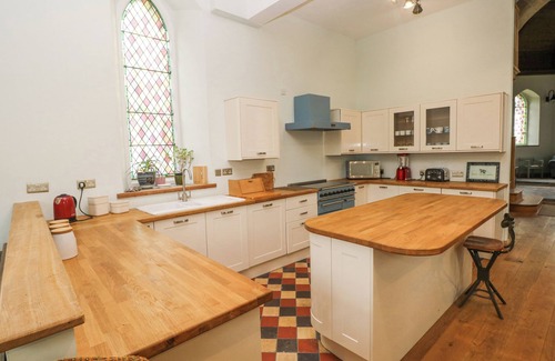 Tan-y-groes Cottage | CHURCH LLYGAD Y DYFFRYN, pet friendly, with a garden in Brynhoffnant