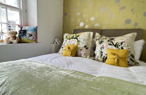 Topsham Apartment | Church View a first floor apartment in the heart of historic Topsham