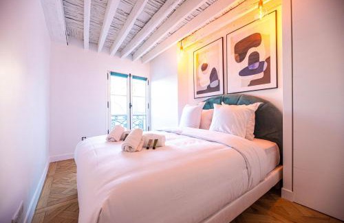 Paris City Center Apartment | CIA - flat in Paris Louvre museum with balcony