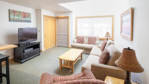 Telluride House | Cimarron Lodge 7 by AvantStay Ski-InSki-Out Property in Complex w Two Hot Tubs