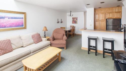 Telluride House | Cimarron Lodge 7 by AvantStay Ski-InSki-Out Property in Complex w Two Hot Tubs