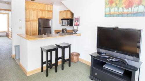 Telluride House | Cimarron Lodge 7 by AvantStay Ski-InSki-Out Property in Complex w Two Hot Tubs
