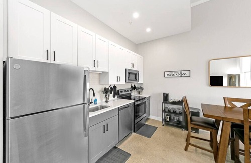 Downtown Cincinnati Apartment | Cincy City Views | Bengals | Reds | OTR| Duke|King Bed| Free Parking