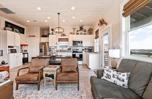 Port Aransas House | Cinema Shores – Ocean Views & Golf Cart!