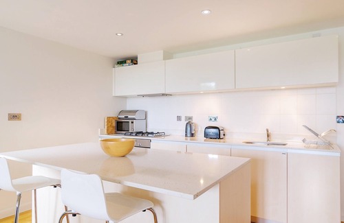 Newquay Apartment | Cinq 5 Zinc is a contemporary and inviting two-bedroom apartment