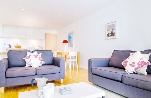 Newquay Apartment | Cinq 5 Zinc is a contemporary and inviting two-bedroom apartment