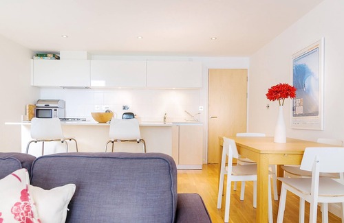Newquay Apartment | Cinq 5 Zinc is a contemporary and inviting two-bedroom apartment