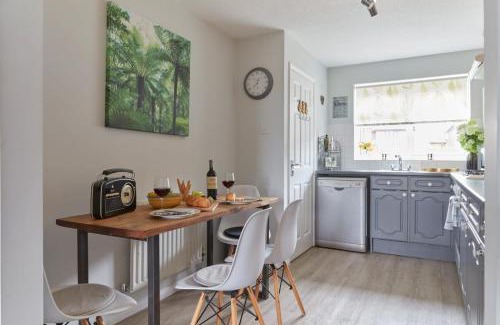 Deal House | Cinque Ports Snug - mins from Sea & Golf Course