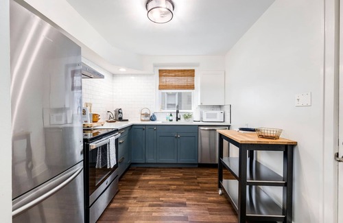 Bexley Apartment | City Boho ✦ New Kitchen ✦ King Bed ✦ WFH