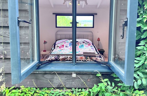 Ide Cabin | City Cabin w/ Cathedral Views, Private Deck/garden & Green Lane Walks to Pubs