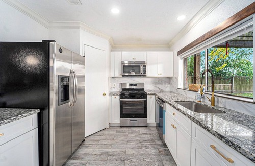 Barker House | City Center 3b2b Fenced Backyard One Story Home 77041